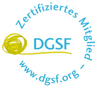 Blaues DGSF-Logo mit gelbem Symbol und dem Schriftzug „Zertifiziertes Mitglied – www.dgsf.org“.